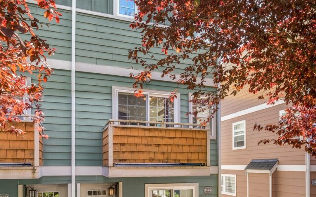 Seattle Vacation Home: The Great Wall