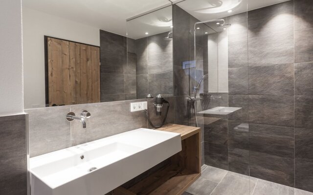 Attractive Apartment With ski Storage Room