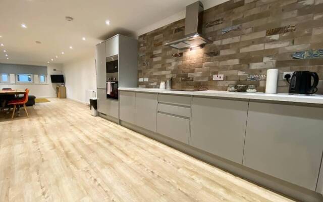 Large Modern 3 Bedroom Apartment - Free Parking