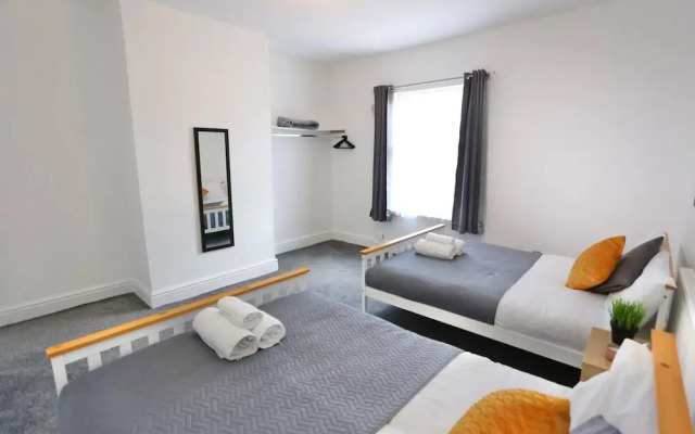 Charming 2-bed Home in Blackpool-central w Parking