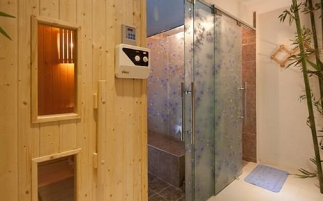 Aranya Hotel