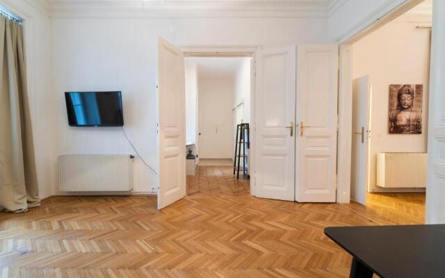 Flying Crane Apartment near Mariahilferstraße