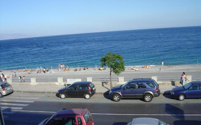 Mirone Apartment FRONTE MARE beachfront house