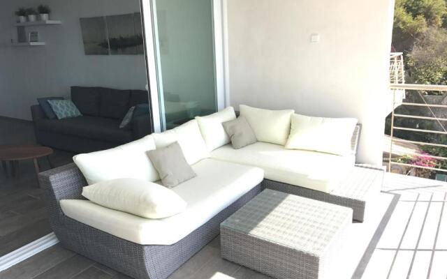 Sea front, design, Air Conditioning, heating, First floor, 4beds