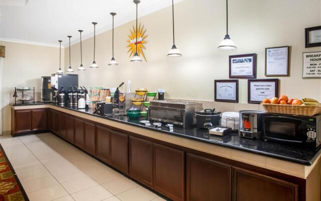 La Quinta Inn & Suites by Wyndham Columbus TX