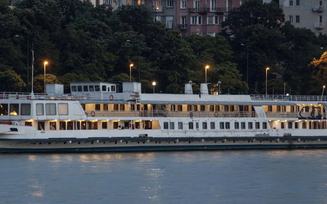 Fortuna Boat Hotel