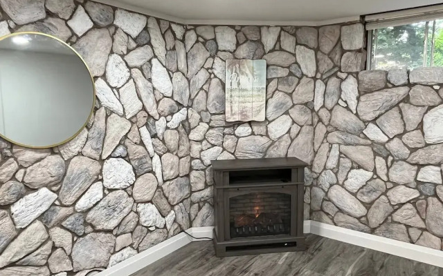 Adorable 1 Bedroom Suite With Kitchen &