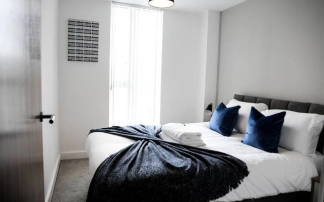 Spacious 2 Bedroom Flat with Balcony Close to Train Station
