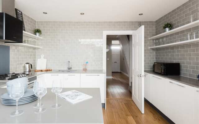 The Navy Court - Scandinavian Inspired 4BDR Central Home