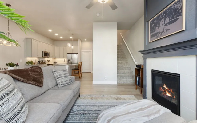 Noco Retreat - King Beds, Fireplace, Scenic Trails