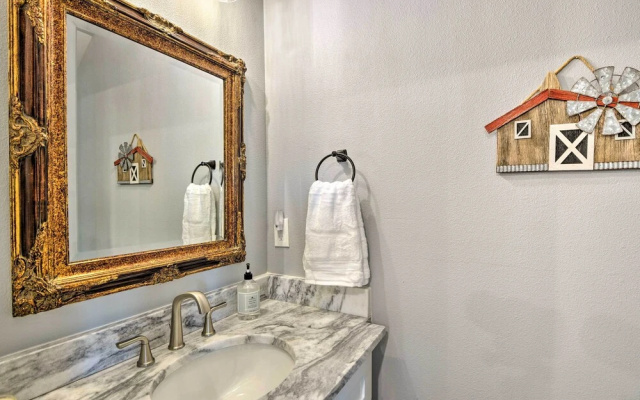 Hot Tub & Fire Pit! Cozy Granbury Escape Near Lake