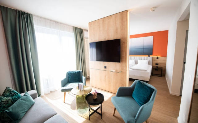 Ascona Lodge, Pool & Garden Retreat
