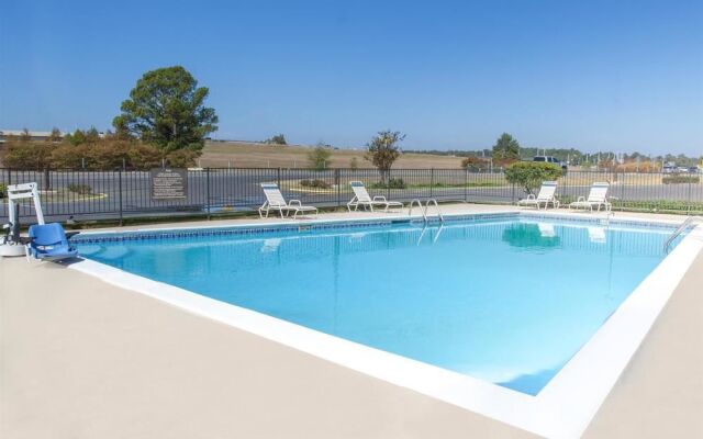 Super 8 By Wyndham Monroe West