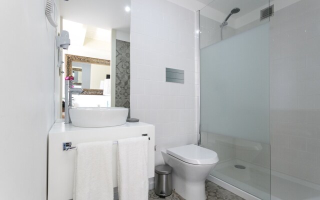 Charming Mezzanine Rooftop View