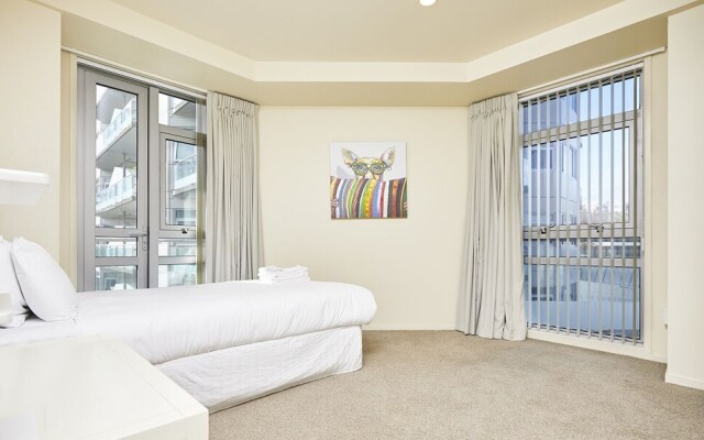 QV Spacious Bright Apartment with Balconies and Parking - 932