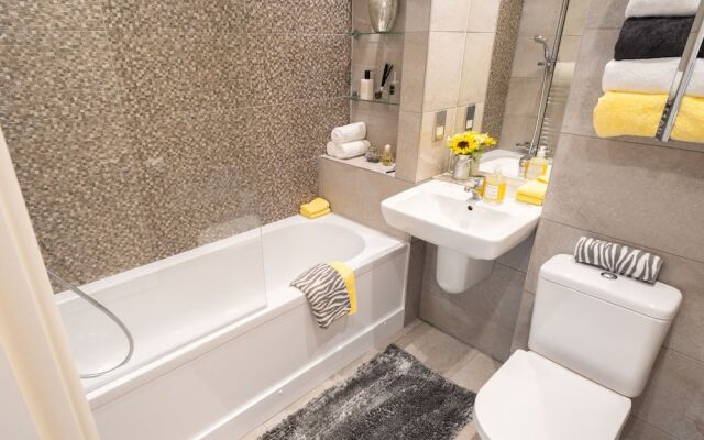 Stunning 1BR Apartment in Central York W/parking