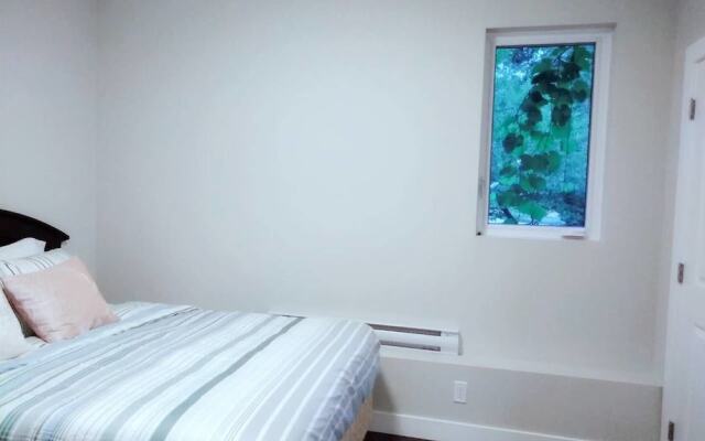 B - Sechelt Private Coastal Home