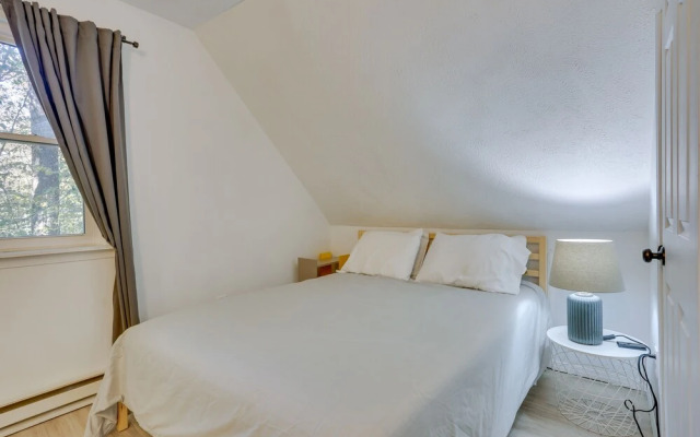 Modern Poconos Chalet w/ Private Hot Tub, Fire Pit