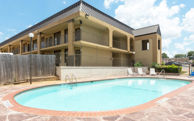 Super 8 Longview/North