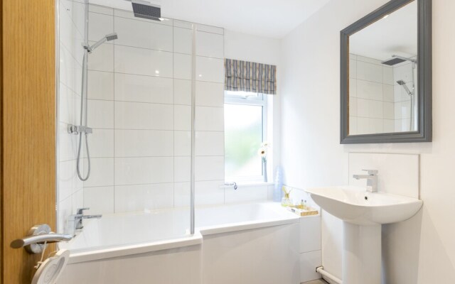 Cozy Nook Cottage - Sleeps 4, Garden & Parking
