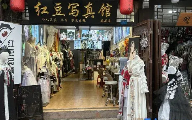 Qing Xin Xiao she min su Fenghuang ancient city branch