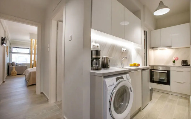 Waikiki Studio in the center by GHH