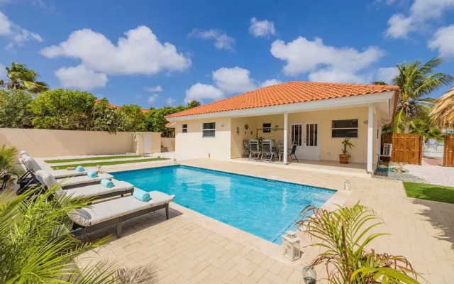 Cozy 3br2ba Great Location w Private Pool Patio