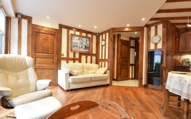 Cozy Apartment in Honfleur with a Private Garden