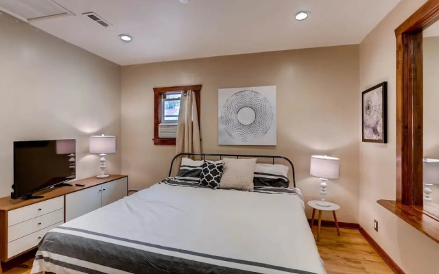 Sloan's Lake Solitude Intimate Carriage House