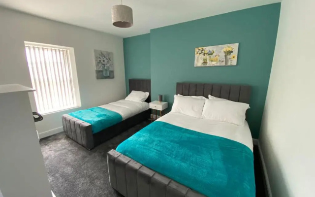 Stylish 2 bed apartment sea front location suite 3
