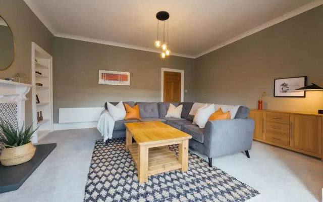 The Riverside Apartment (free parking)