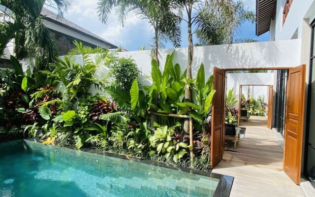 Luxury Private Loft, 2 BR, Canggu With Staff