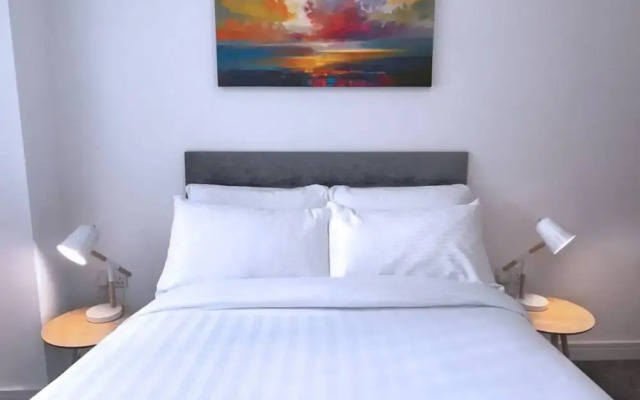 Modern City Centre 2BD Apt W Balcony & Parking