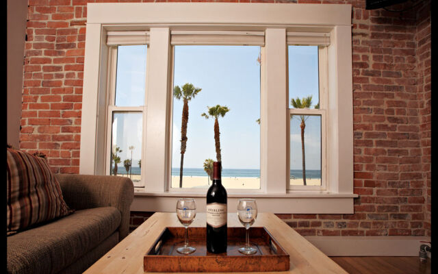 Venice Beach Suites & Hotel