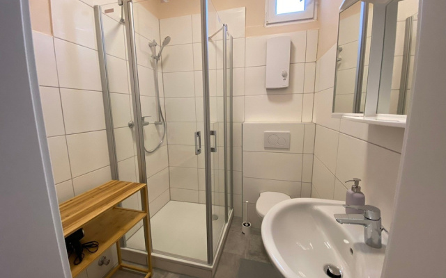 Apartment Sleeps 3 With Parking and Garden