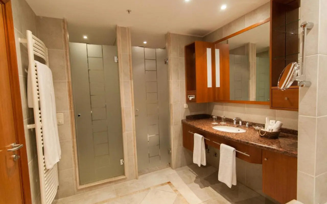 Park Lake Luxury Hotel