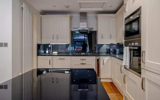 Gorgeous 2BD Flat With Patio - South Kensington!