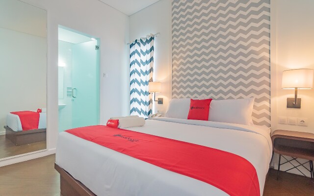 RedDoorz Premium @ Hotel Hebat