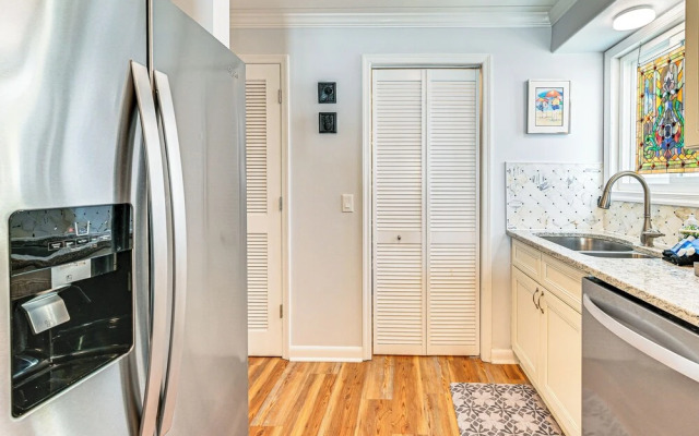 On-the-beach Escape: Oceanfront in Surfside!