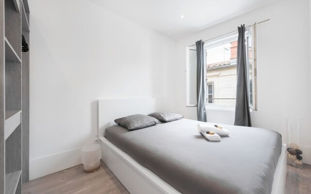 Modern 1 Bedroom Apartment "rue de le Loge"!