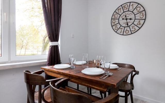 Metro Wilanowska 3-Bedroom Apartment