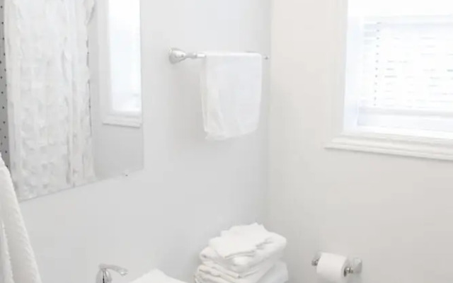 Detached Victorian Style Tiny Home - Long Stays U7