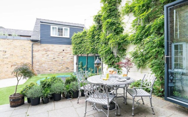 Stylish 5BR House in Hampton Court