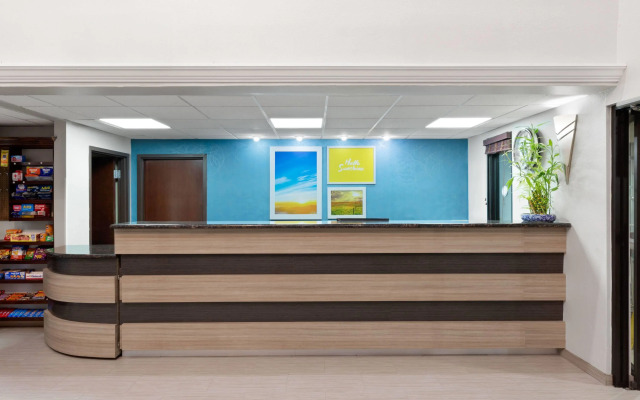 Days Inn & Suites by Wyndham Sam Houston Tollway