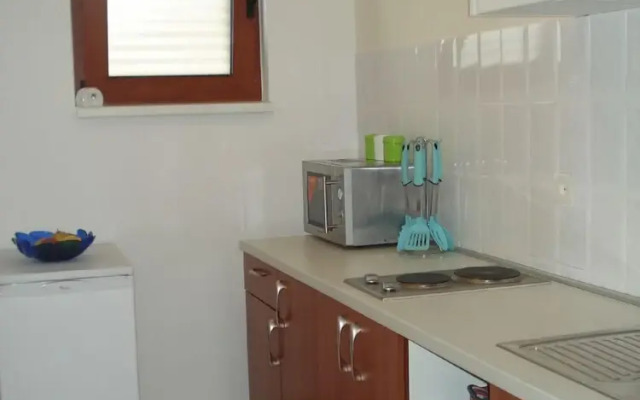 Anna - Free Parking - A2