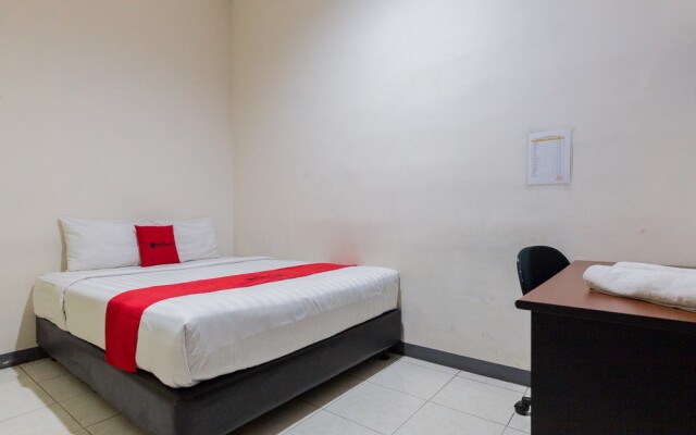 RedDoorz near Taman Flora Bratang Surabaya