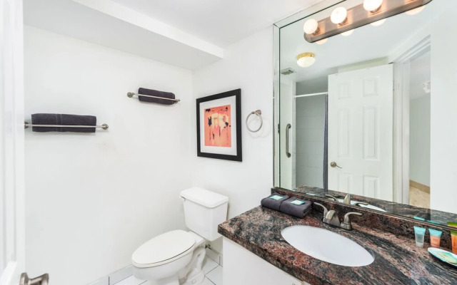 Private Residence at Castle Beach by LRMB