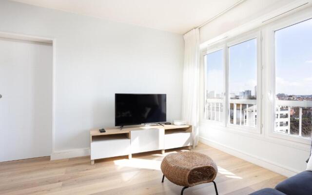 Renovated apartment metro, parking included, near Porte Versaille