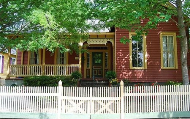 Rothschild-Pound House Inn