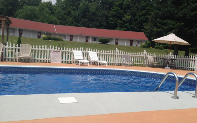 Four Winds Country Motel
